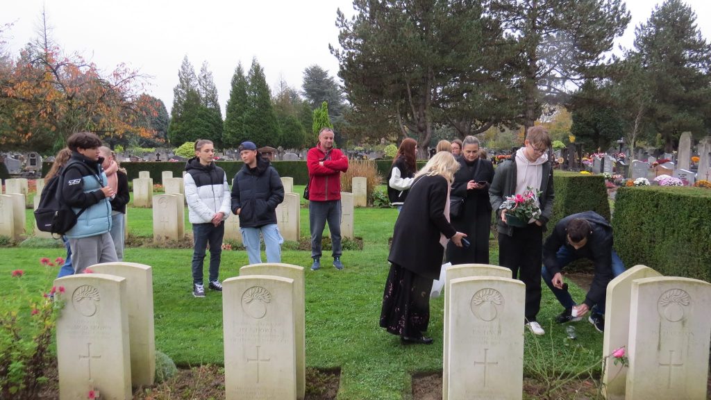 Odwiedziny polskich żołnierzy na cmentarzu Lille Sud