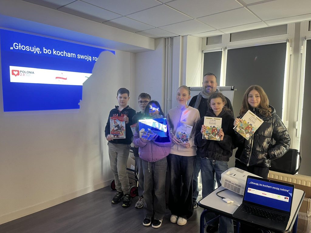 Rozdanie nagród za udział w konkursie na plakat prowyborczy